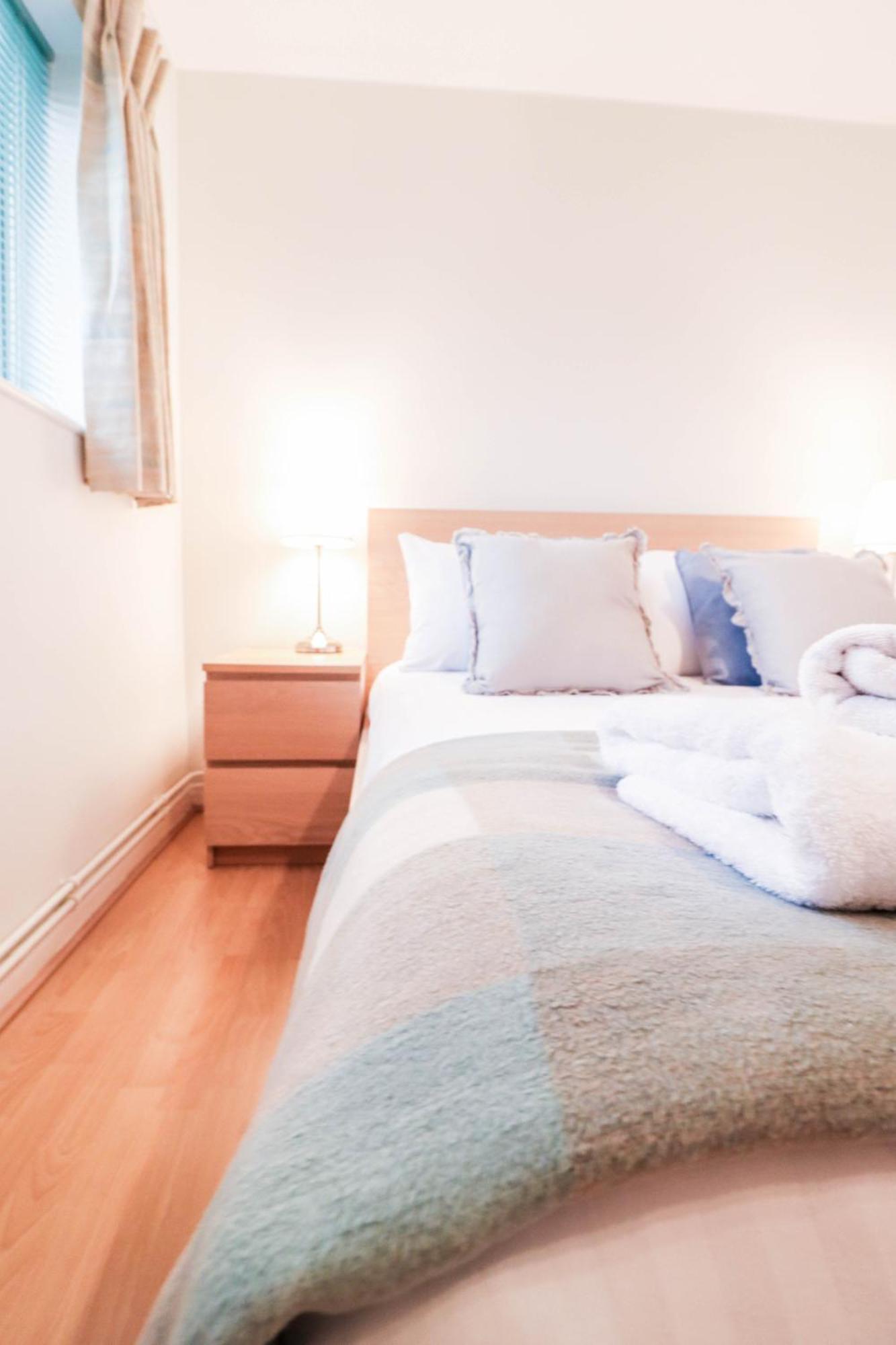 Bright And Spacious Contractor House L Parking! ボーハムウッド エクステリア 写真