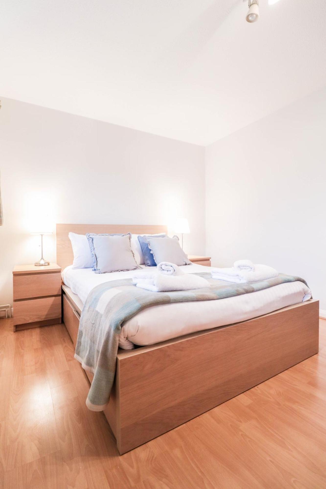 Bright And Spacious Contractor House L Parking! ボーハムウッド エクステリア 写真