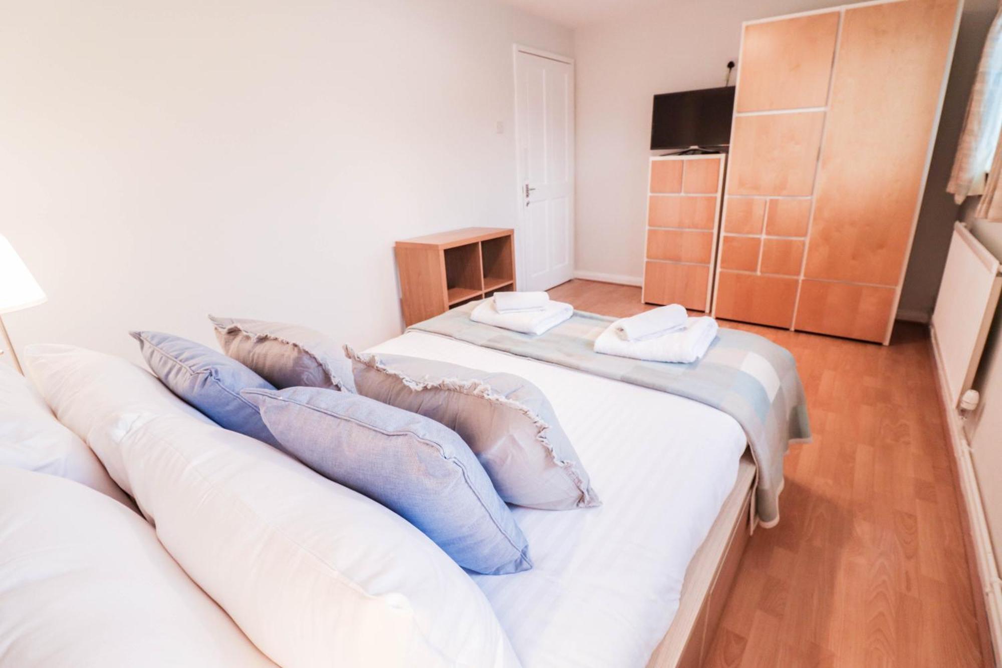 Bright And Spacious Contractor House L Parking! ボーハムウッド エクステリア 写真