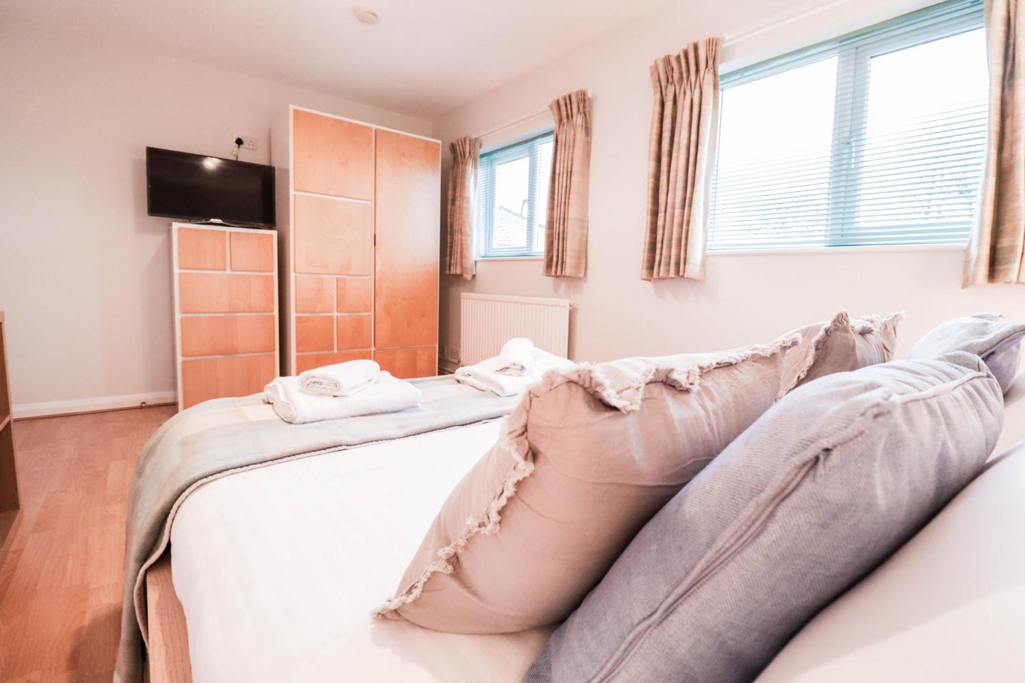 Bright And Spacious Contractor House L Parking! ボーハムウッド エクステリア 写真