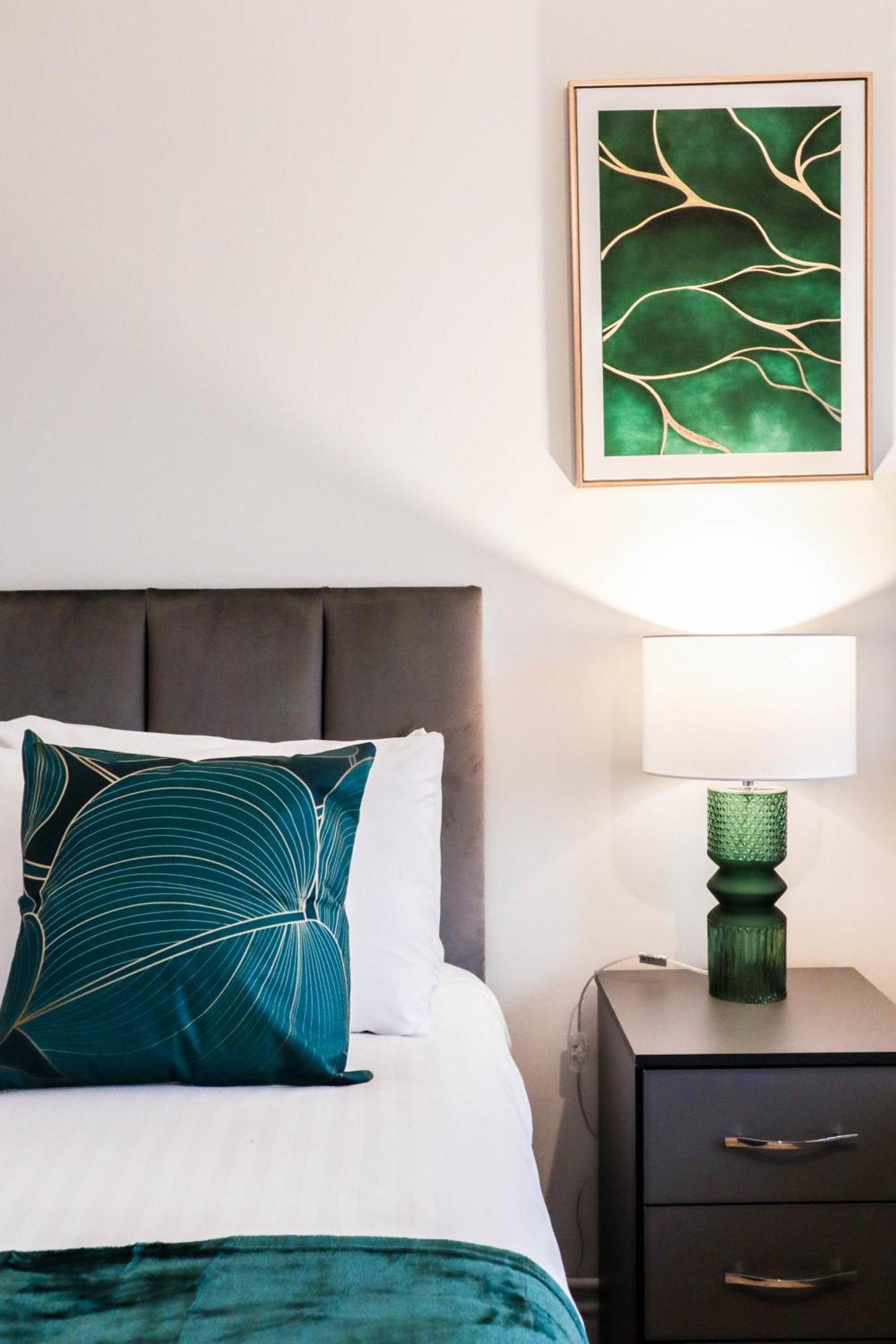 Bright And Spacious Contractor House L Parking! ボーハムウッド エクステリア 写真