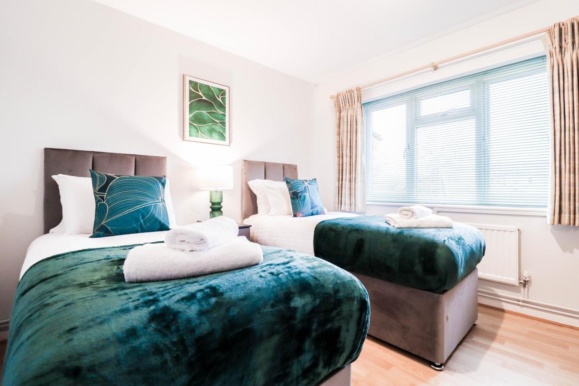 Bright And Spacious Contractor House L Parking! ボーハムウッド エクステリア 写真