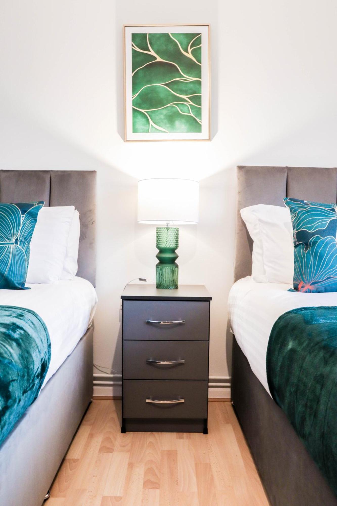 Bright And Spacious Contractor House L Parking! ボーハムウッド エクステリア 写真