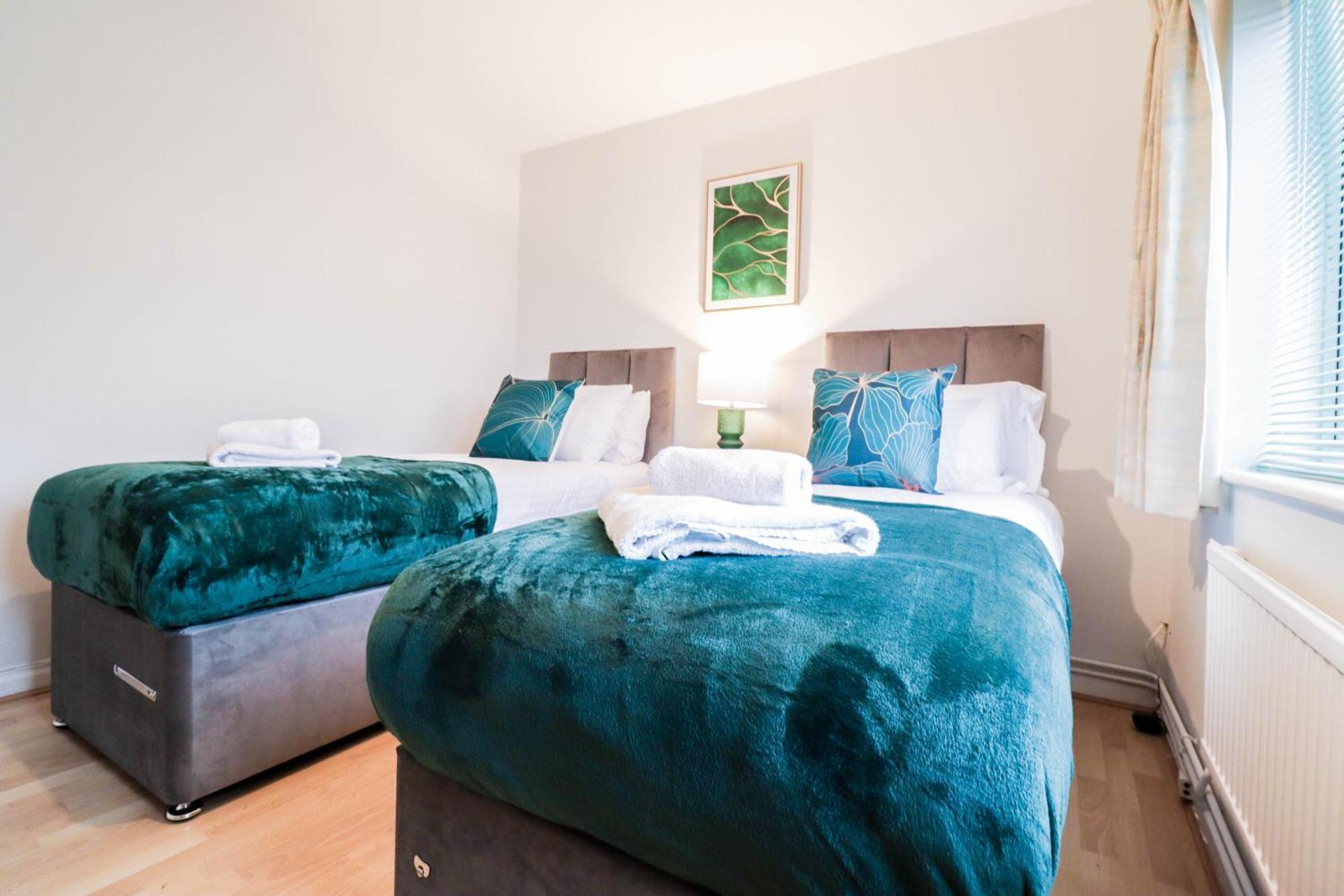 Bright And Spacious Contractor House L Parking! ボーハムウッド エクステリア 写真