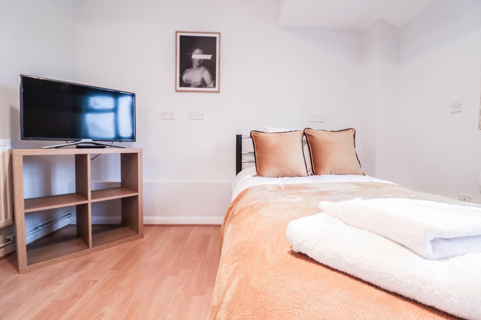 Bright And Spacious Contractor House L Parking! ボーハムウッド エクステリア 写真