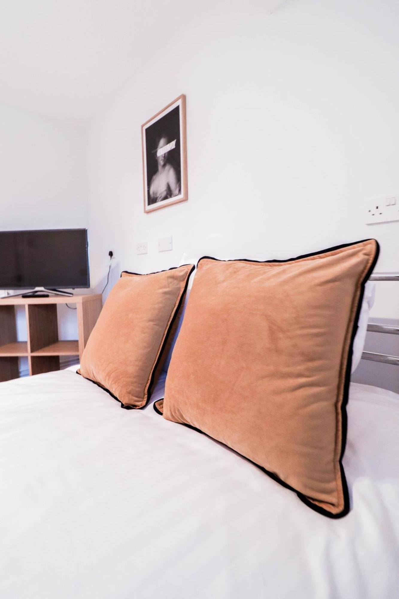 Bright And Spacious Contractor House L Parking! ボーハムウッド エクステリア 写真