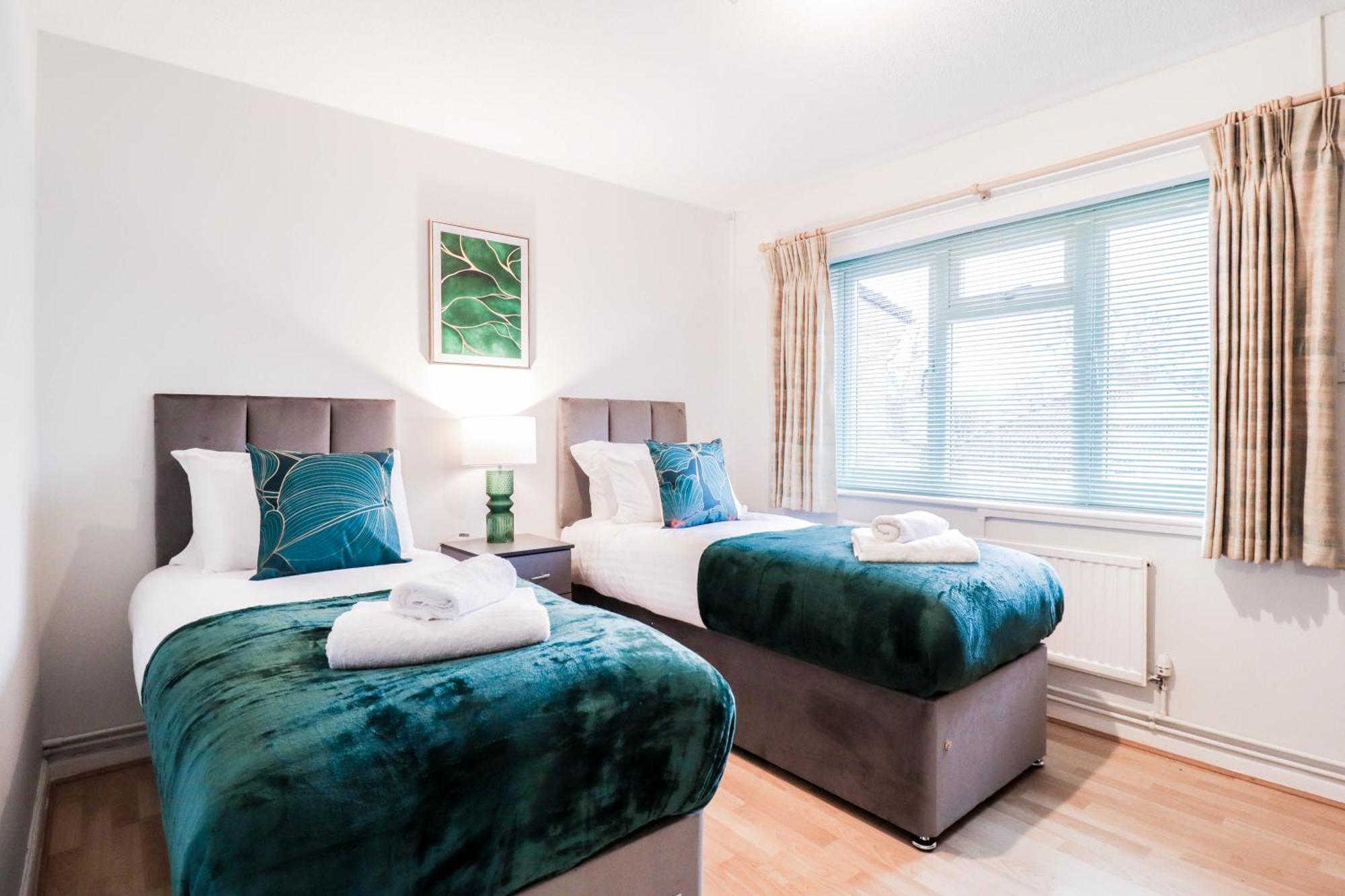 Bright And Spacious Contractor House L Parking! ボーハムウッド エクステリア 写真