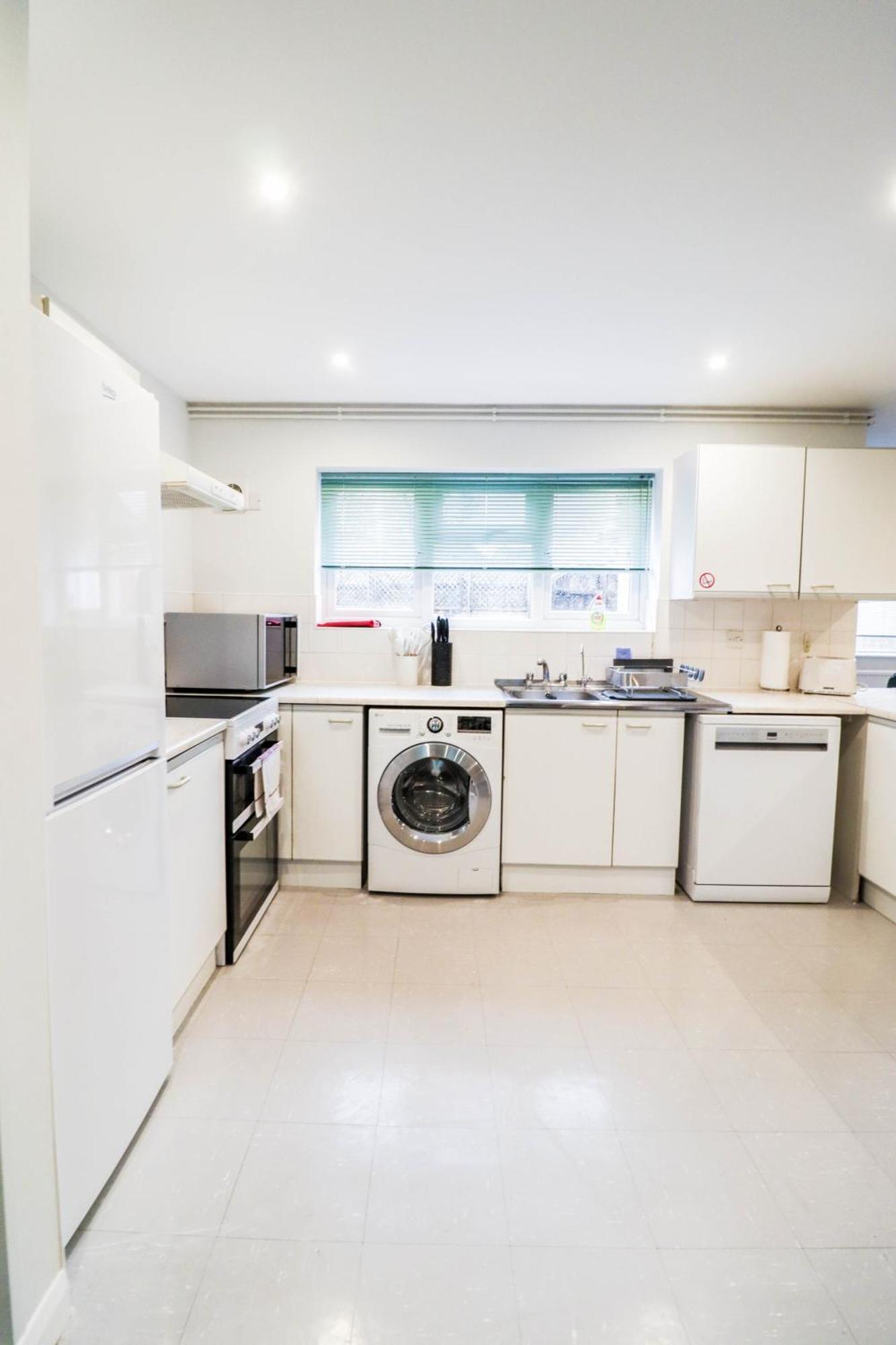 Bright And Spacious Contractor House L Parking! ボーハムウッド エクステリア 写真