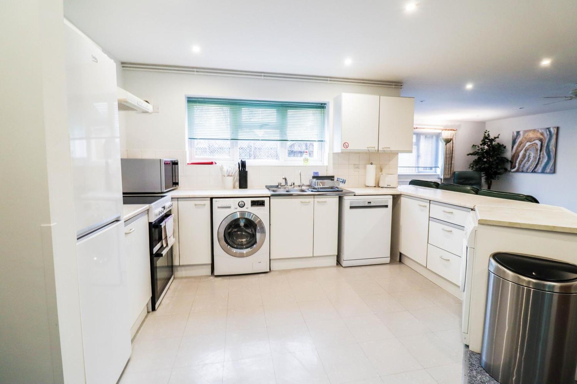 Bright And Spacious Contractor House L Parking! ボーハムウッド エクステリア 写真