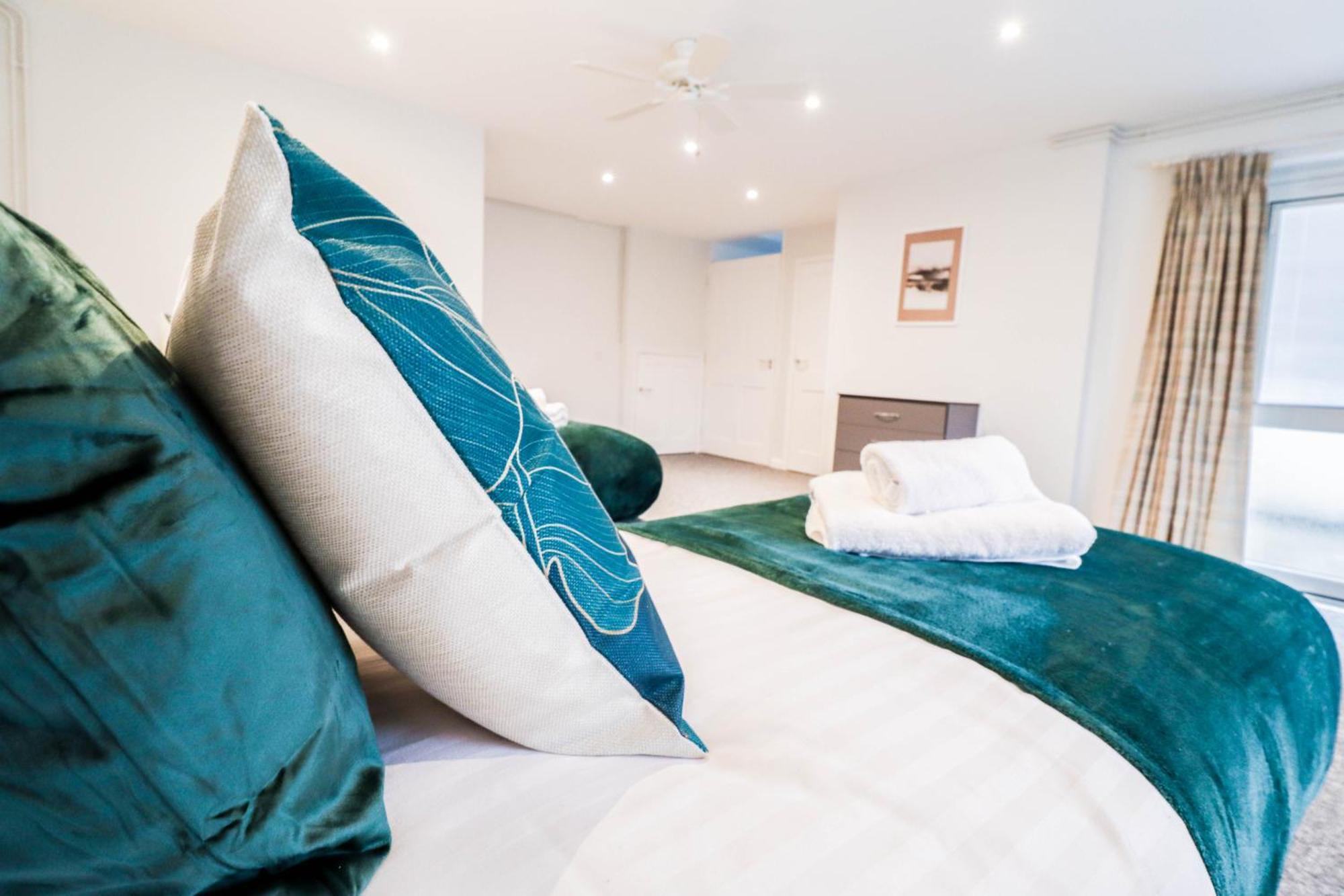 Bright And Spacious Contractor House L Parking! ボーハムウッド エクステリア 写真