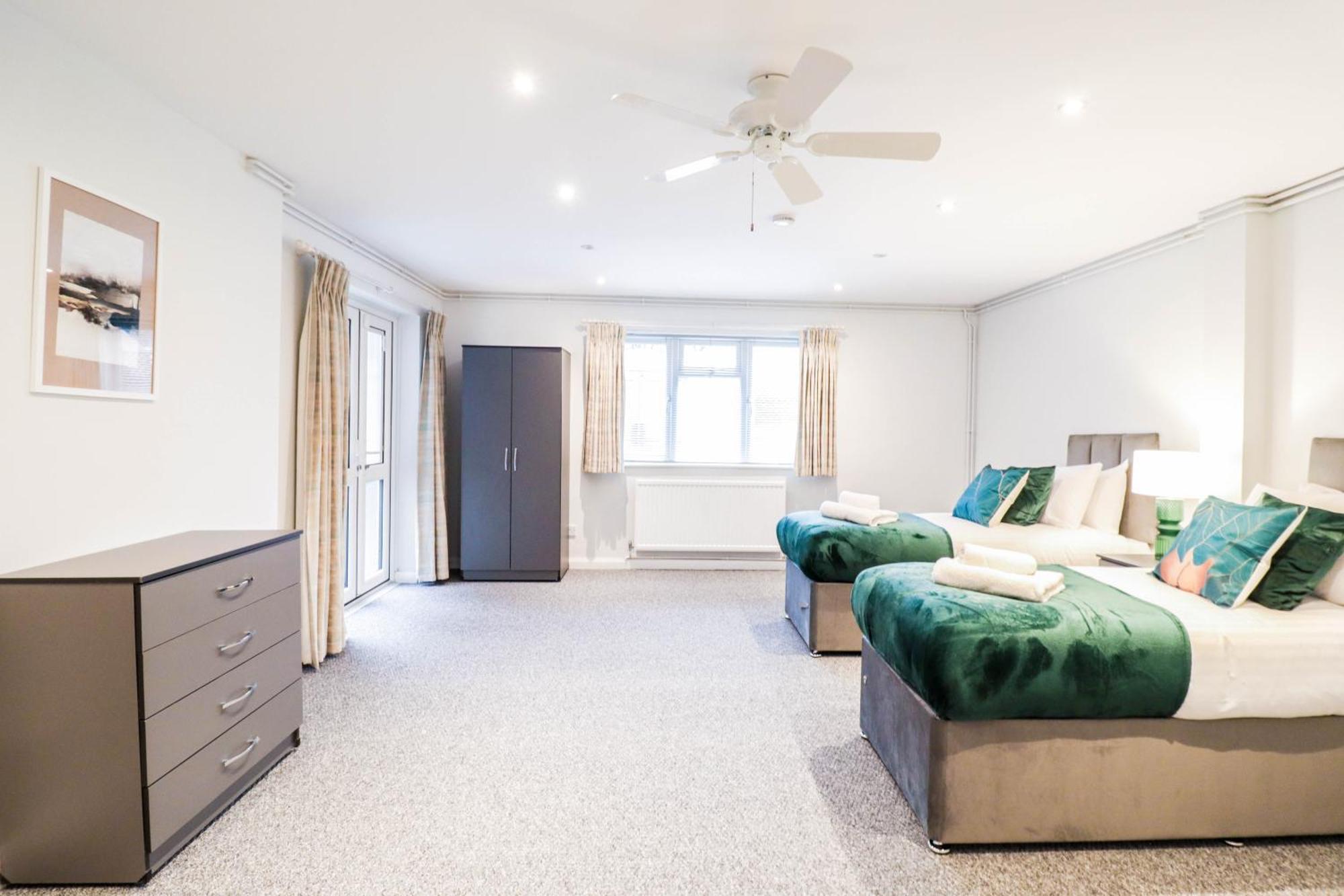 Bright And Spacious Contractor House L Parking! ボーハムウッド エクステリア 写真