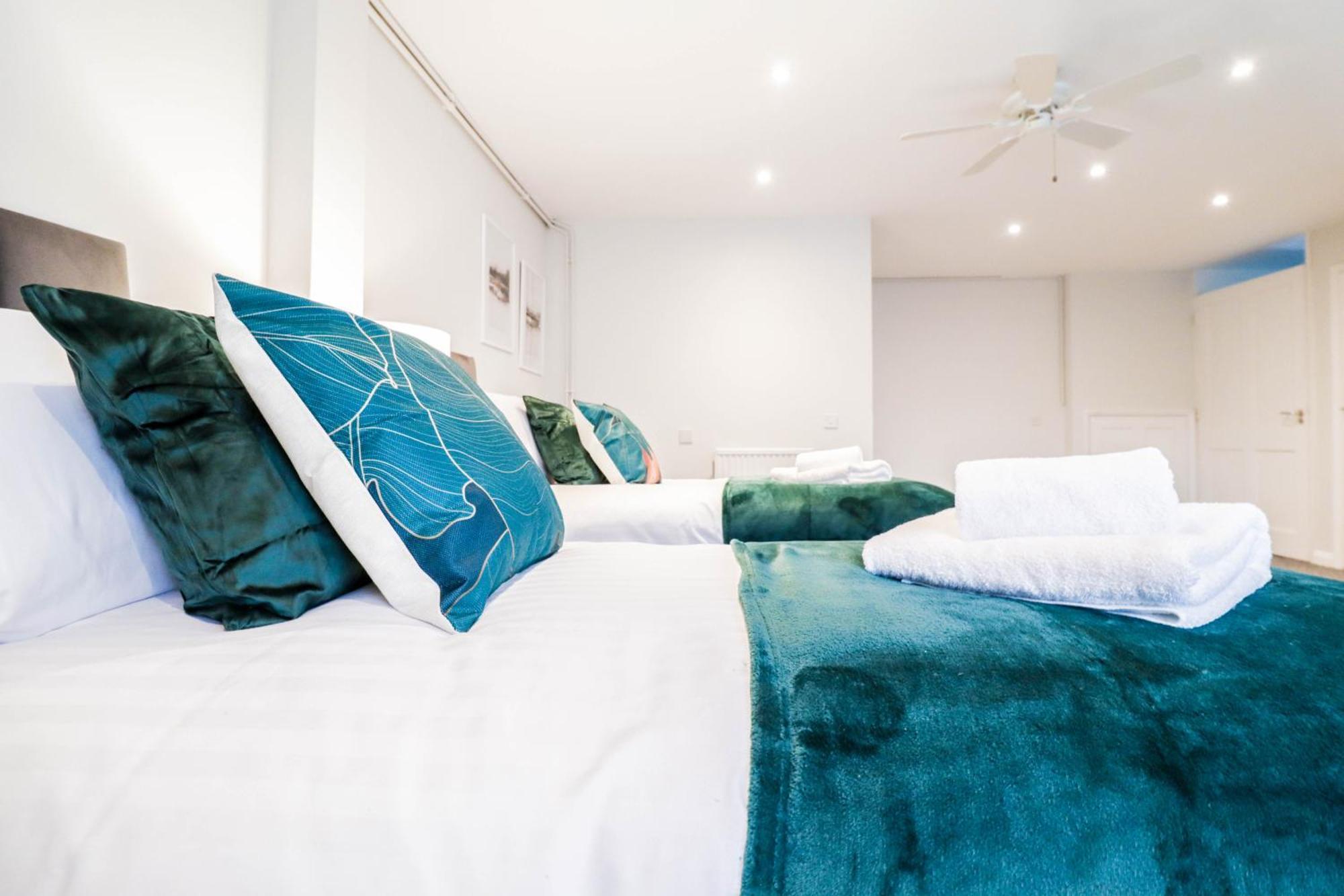 Bright And Spacious Contractor House L Parking! ボーハムウッド エクステリア 写真