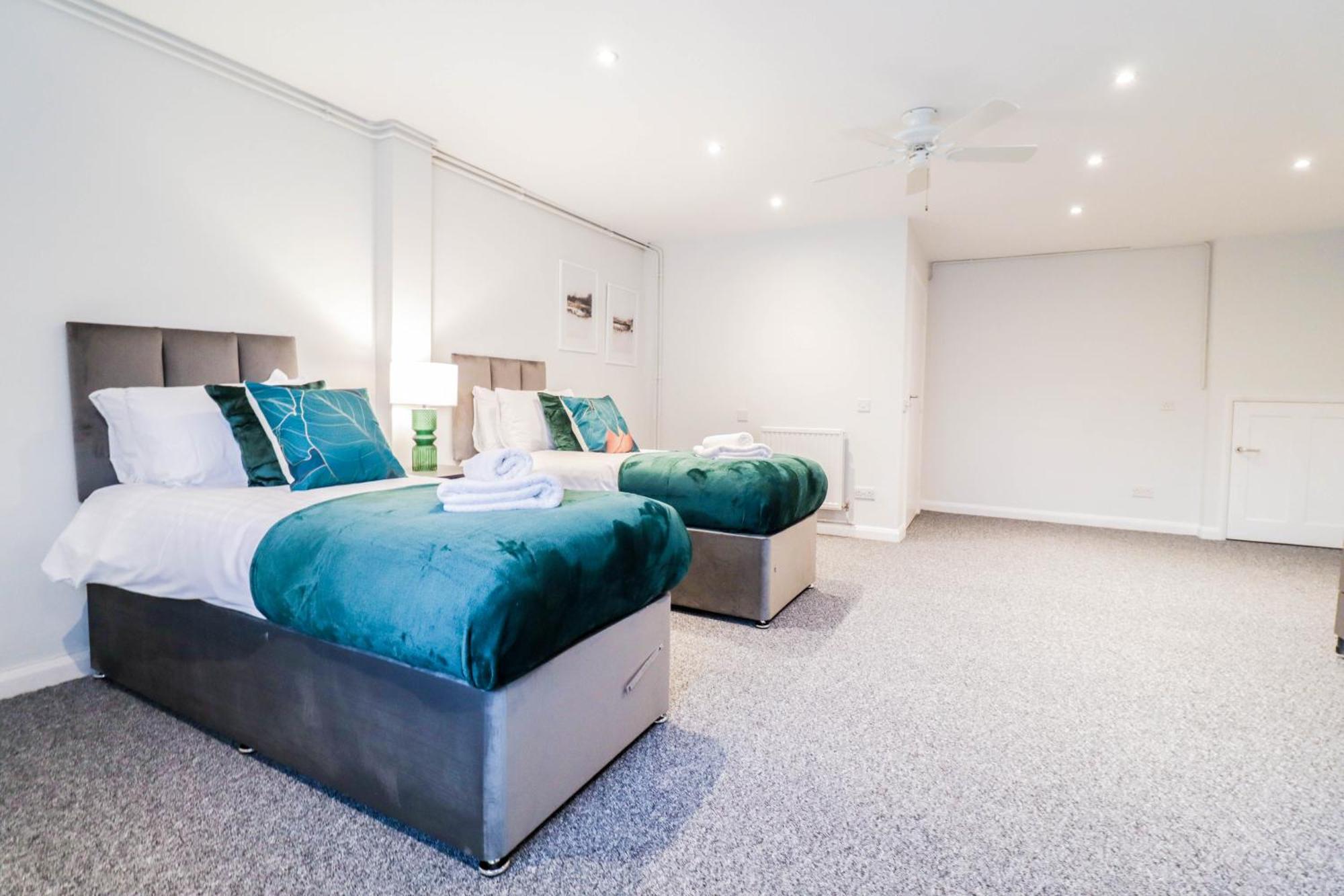 Bright And Spacious Contractor House L Parking! ボーハムウッド エクステリア 写真