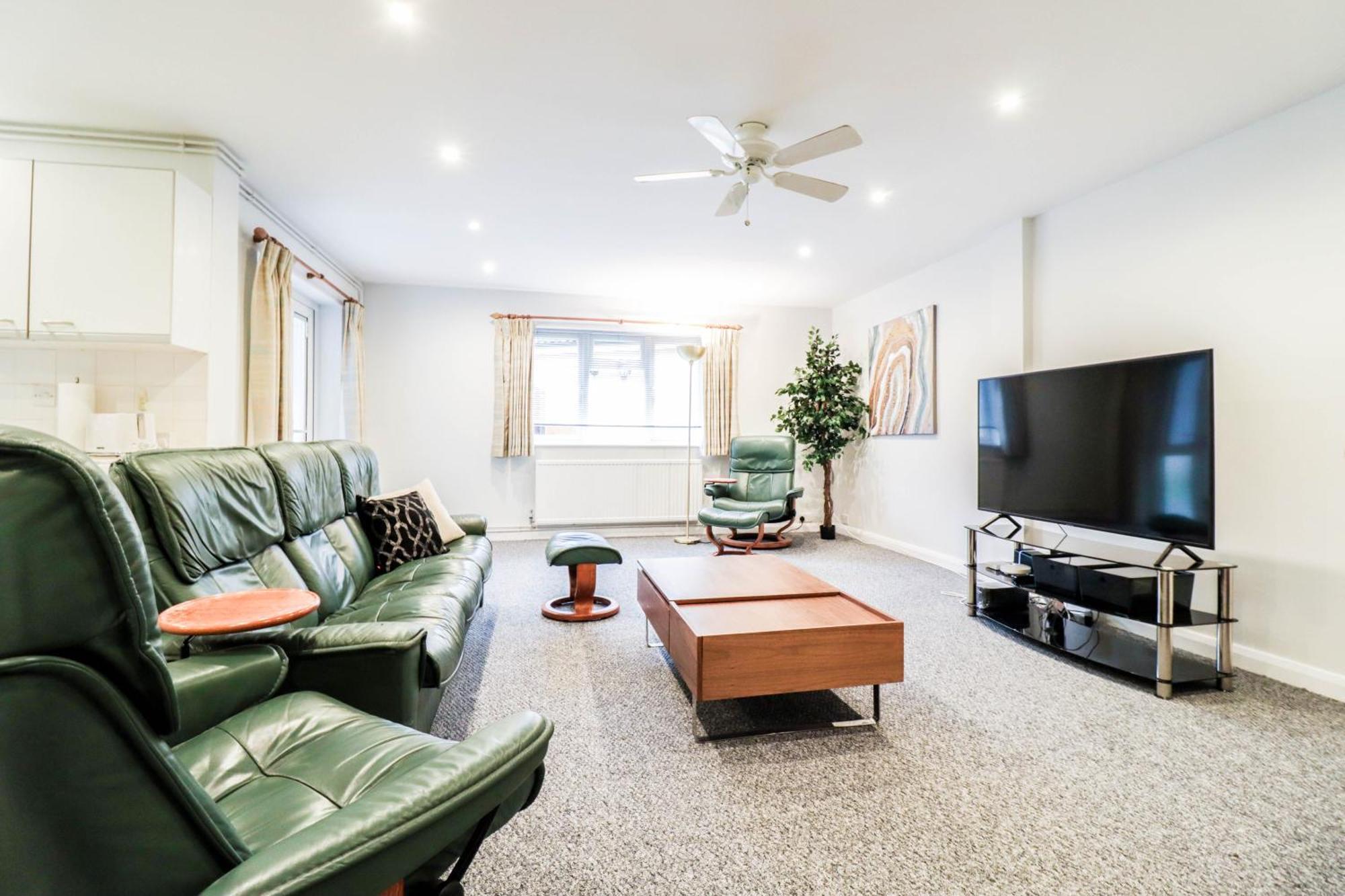 Bright And Spacious Contractor House L Parking! ボーハムウッド エクステリア 写真