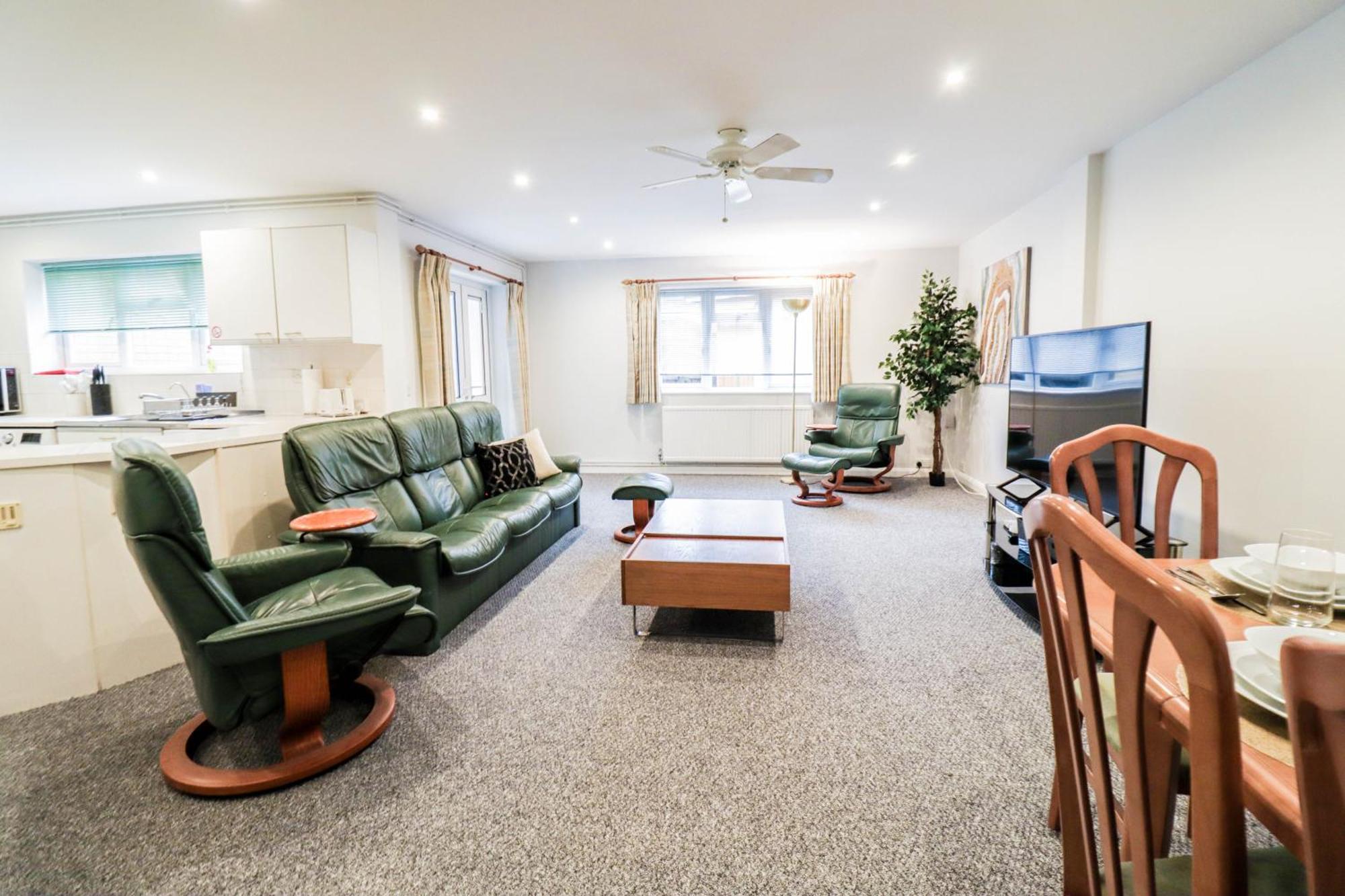 Bright And Spacious Contractor House L Parking! ボーハムウッド エクステリア 写真