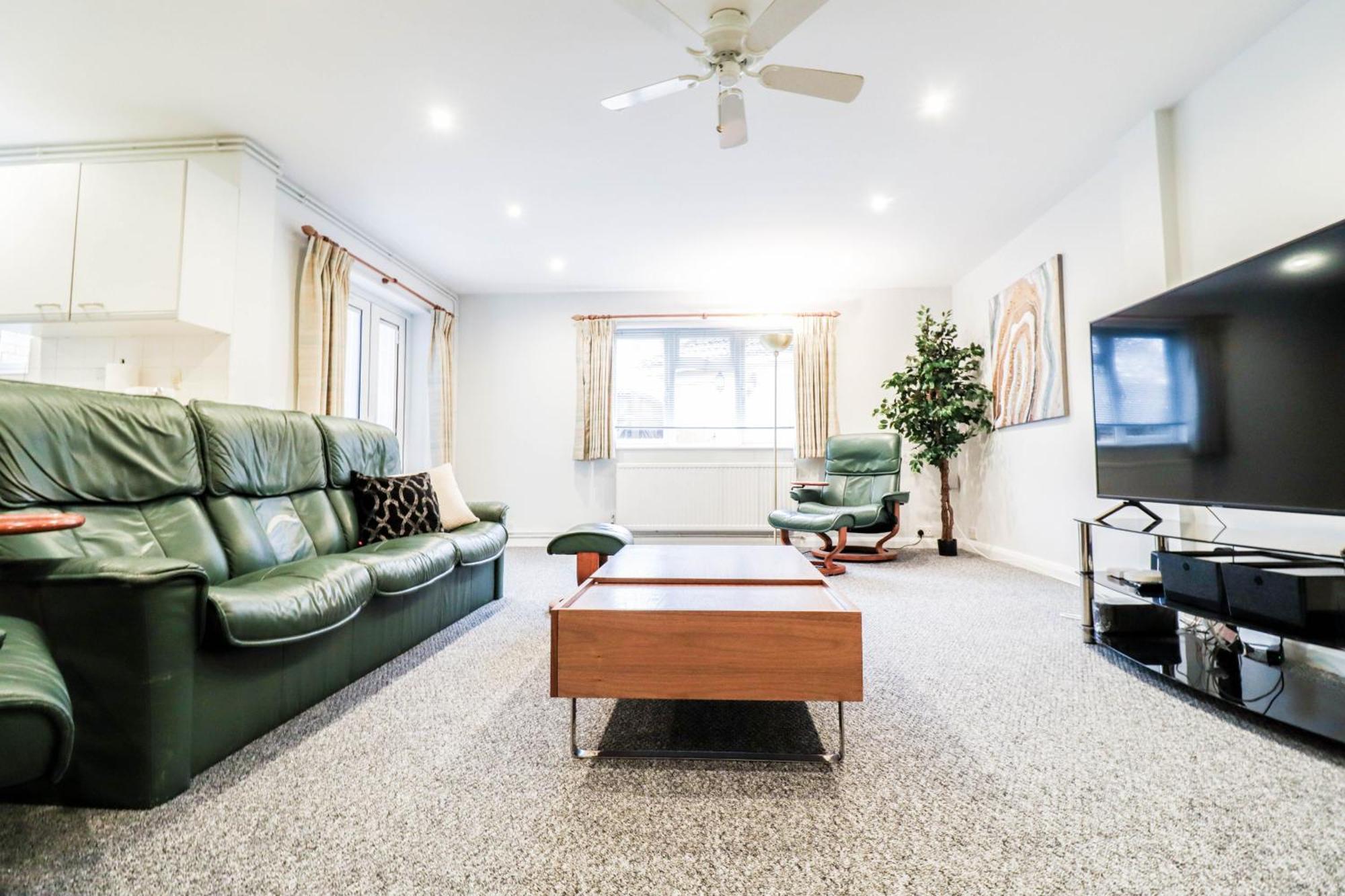 Bright And Spacious Contractor House L Parking! ボーハムウッド エクステリア 写真